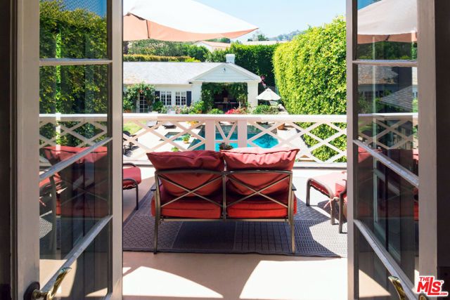 1717 CHEVY CHASE Drive, Beverly Hills, CA 90210