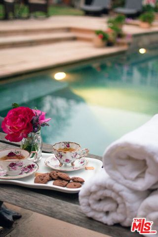 1717 CHEVY CHASE Drive, Beverly Hills, CA 90210