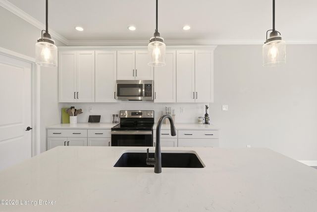 1302 Conservatory Ln, Louisville, KY 40223