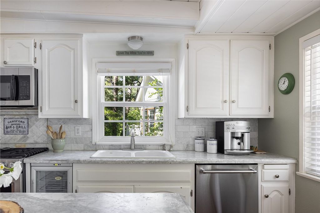 Image 10 of property listing at 27844 Greenway Drive, Lake Arrowhead, CA 92352