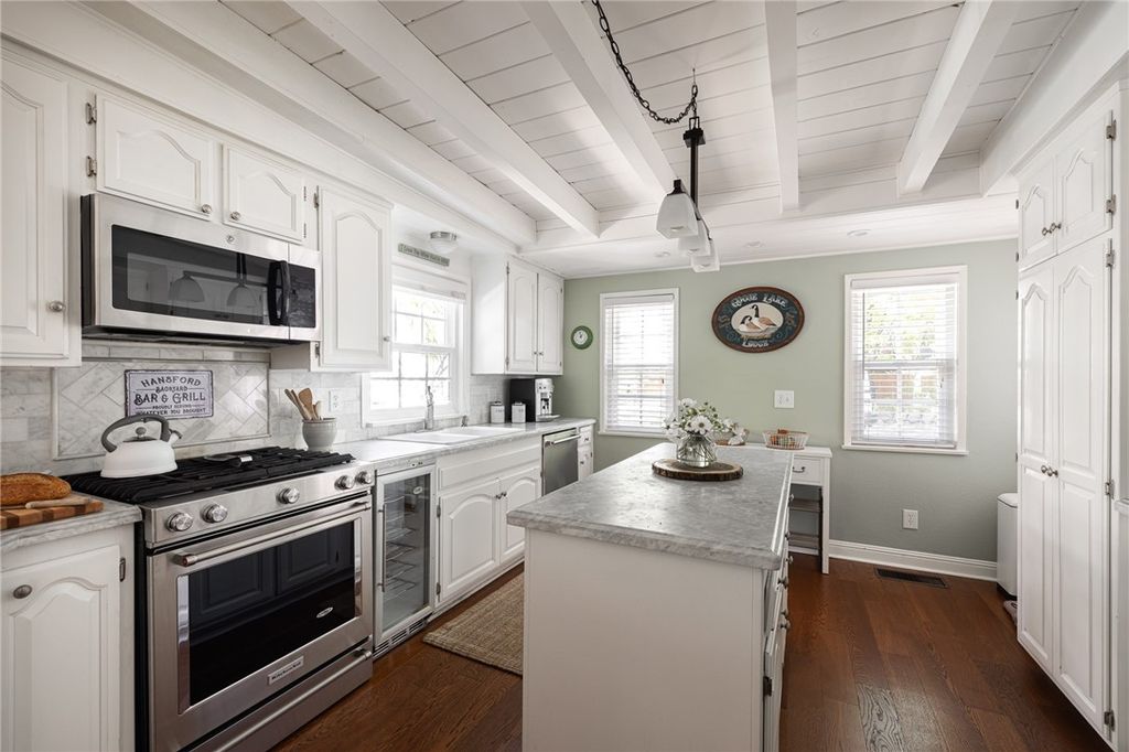 Image 9 of property listing at 27844 Greenway Drive, Lake Arrowhead, CA 92352