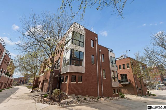 1202 Mayberry Plaza, Omaha, NE 68108