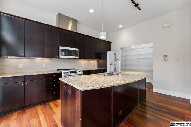 1202 Mayberry Plaza, Omaha, NE 68108