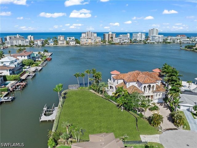 366 Pine AVE, Naples, FL 34108