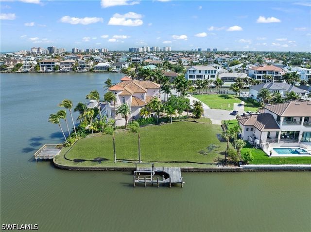 366 Pine AVE, Naples, FL 34108