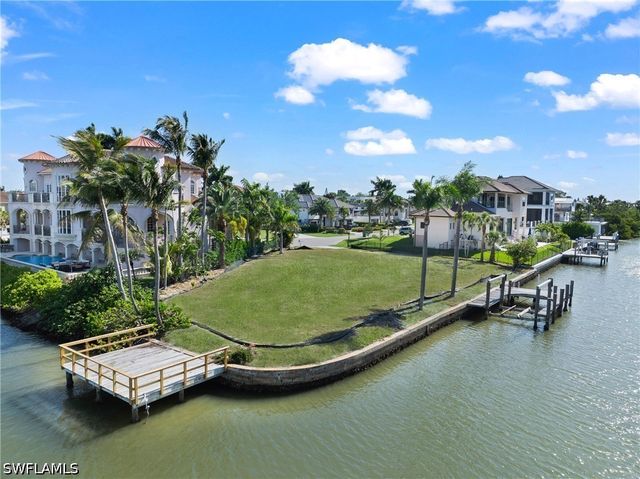 366 Pine AVE, Naples, FL 34108