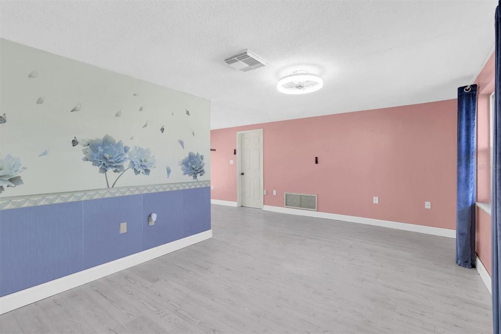 Image 4 of property listing at 7322 OAK CREST DRIVE, Port Richey, FL 34668