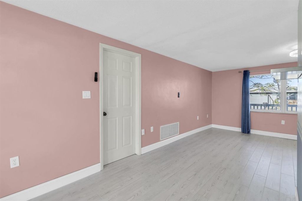 Image 7 of property listing at 7322 OAK CREST DRIVE, Port Richey, FL 34668