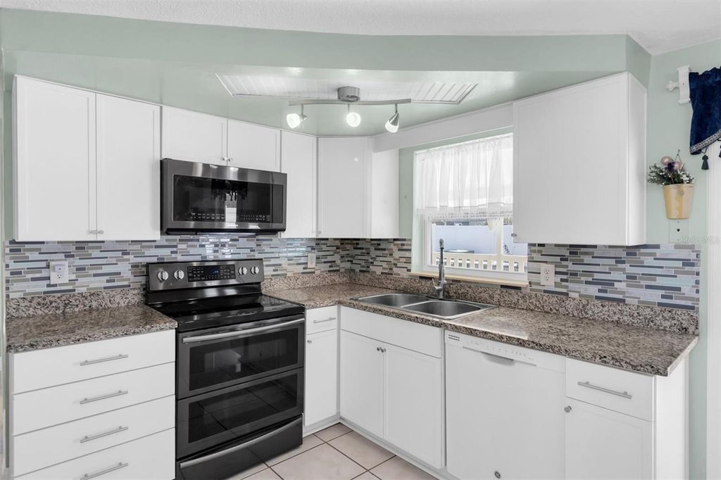 Image 9 of property listing at 7322 OAK CREST DRIVE, Port Richey, FL 34668