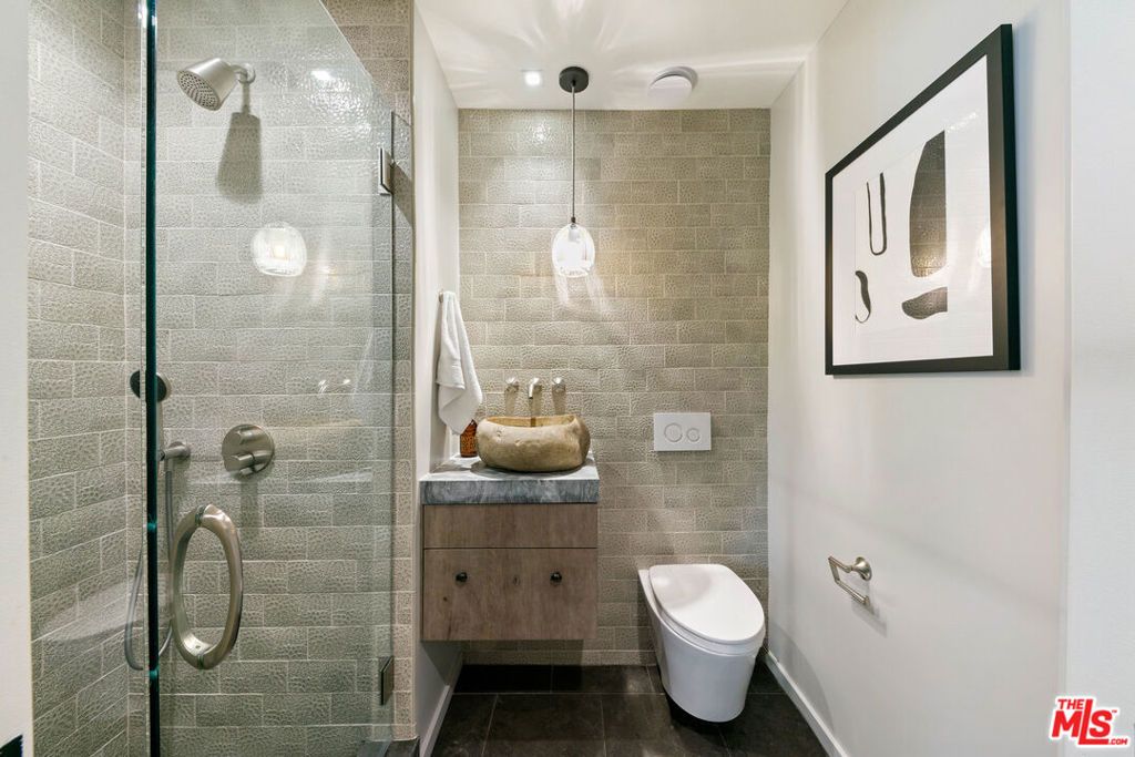 Image 33 of property listing at 31558 Victoria Point Road, Malibu, CA 90265