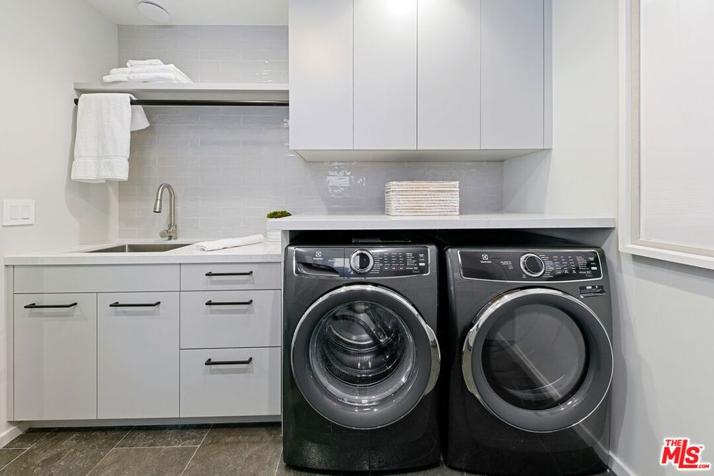 Image 41 of property listing at 31558 Victoria Point Road, Malibu, CA 90265