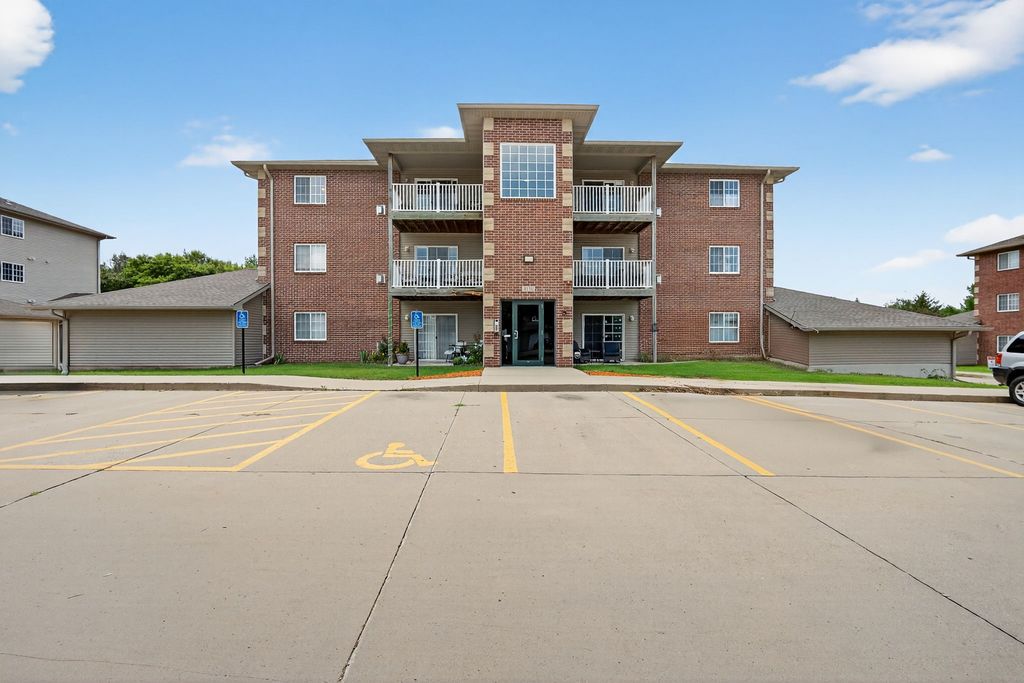 4130 100th Street 9, Urbandale, IA 50322