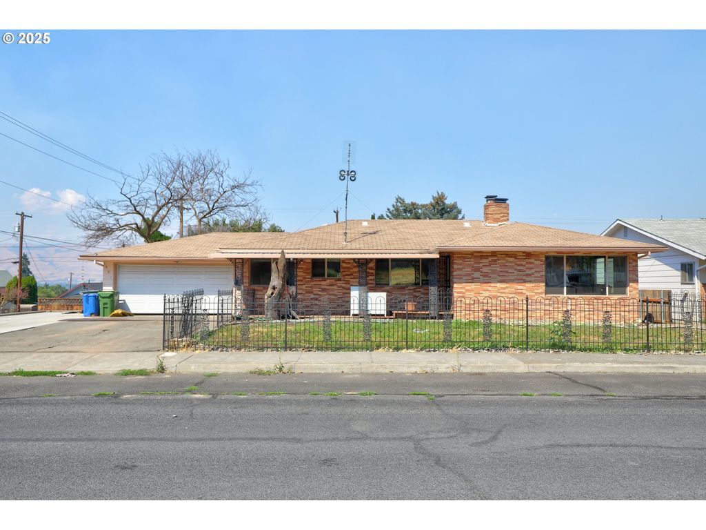 601 E 12TH St, The Dalles, OR 97058