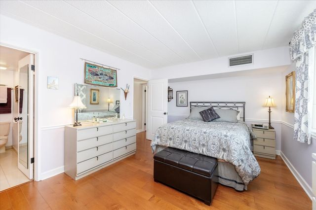 110 W Butterfield Road 314S, Elmhurst, IL 60126