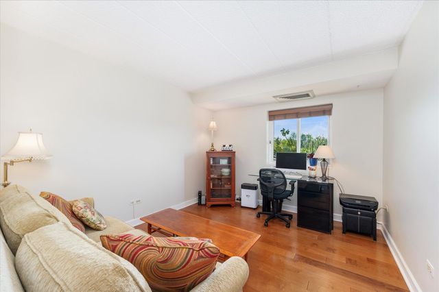 110 W Butterfield Road 314S, Elmhurst, IL 60126