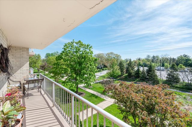 110 W Butterfield Road 314S, Elmhurst, IL 60126