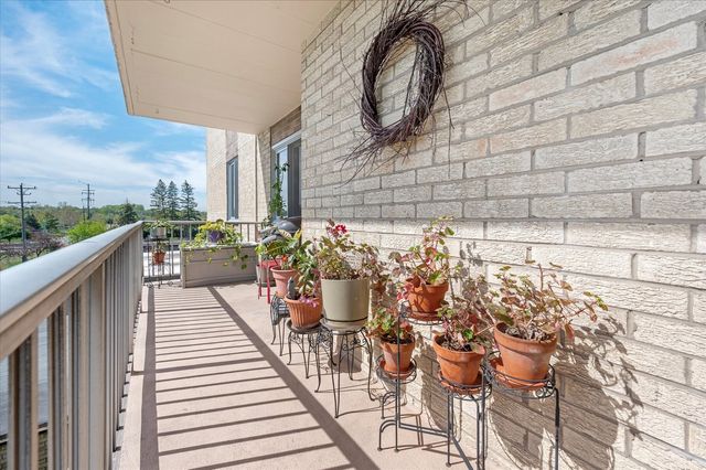 110 W Butterfield Road 314S, Elmhurst, IL 60126
