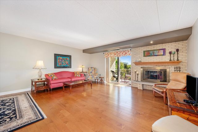 110 W Butterfield Road 314S, Elmhurst, IL 60126