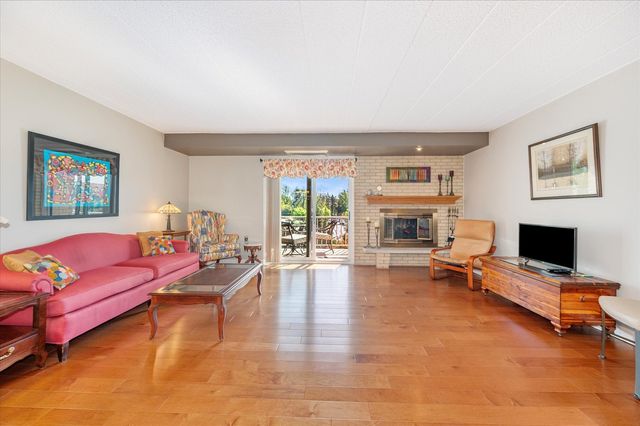 110 W Butterfield Road 314S, Elmhurst, IL 60126