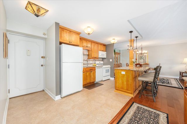 110 W Butterfield Road 314S, Elmhurst, IL 60126
