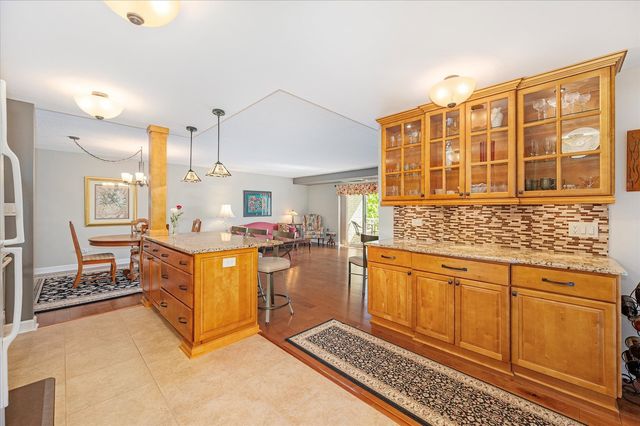 110 W Butterfield Road 314S, Elmhurst, IL 60126