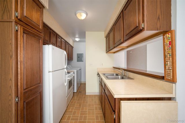 2978 Elmwood Court, Lake Orion Village, MI 48360