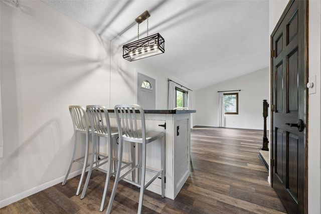 1053 Rainbow Blvd, Hiawatha, IA 52233