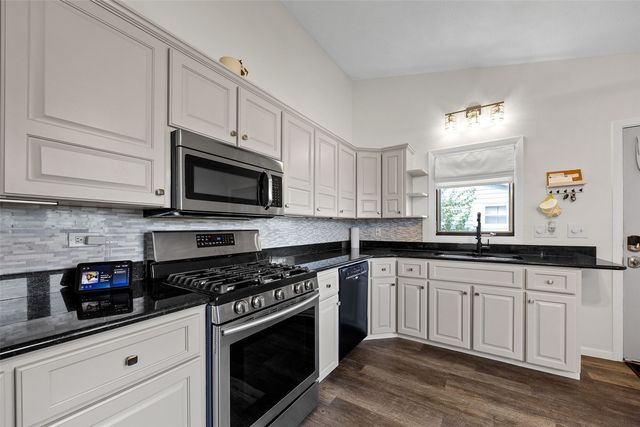 1053 Rainbow Blvd, Hiawatha, IA 52233