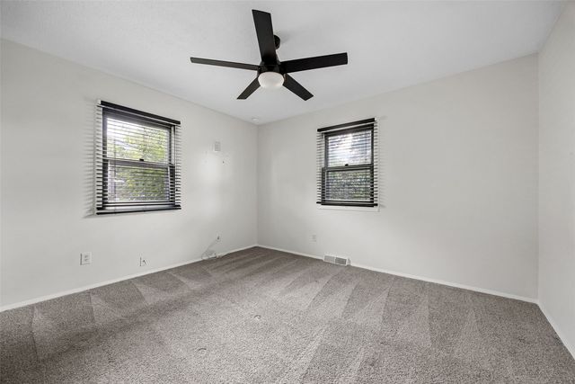 1053 Rainbow Blvd, Hiawatha, IA 52233