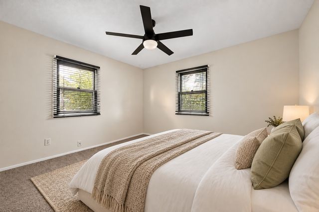 1053 Rainbow Blvd, Hiawatha, IA 52233
