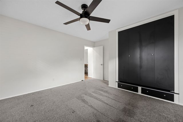 1053 Rainbow Blvd, Hiawatha, IA 52233