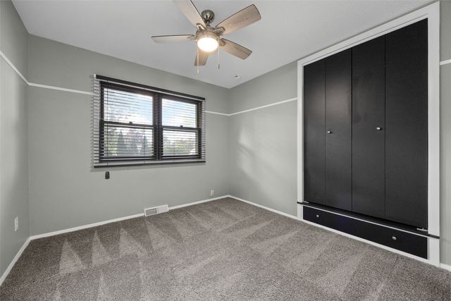 1053 Rainbow Blvd, Hiawatha, IA 52233