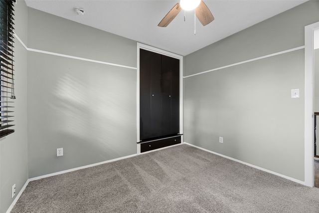 1053 Rainbow Blvd, Hiawatha, IA 52233
