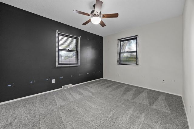 1053 Rainbow Blvd, Hiawatha, IA 52233