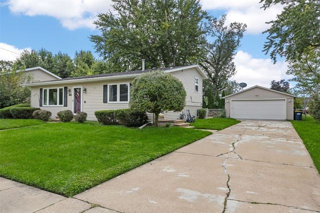 1053 Rainbow Blvd, Hiawatha, IA 52233