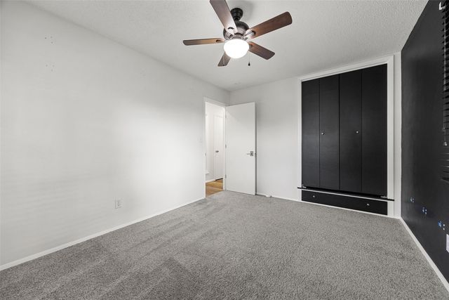 1053 Rainbow Blvd, Hiawatha, IA 52233