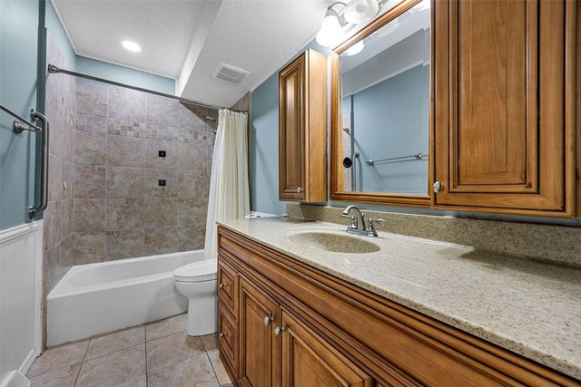 1053 Rainbow Blvd, Hiawatha, IA 52233