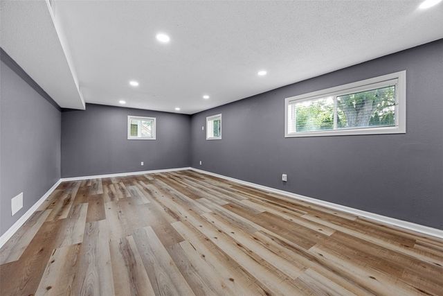 1053 Rainbow Blvd, Hiawatha, IA 52233