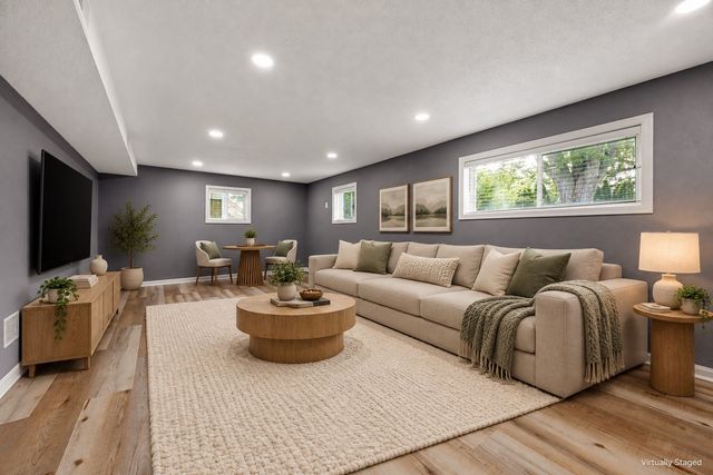 1053 Rainbow Blvd, Hiawatha, IA 52233