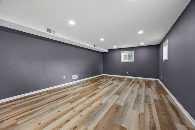 1053 Rainbow Blvd, Hiawatha, IA 52233