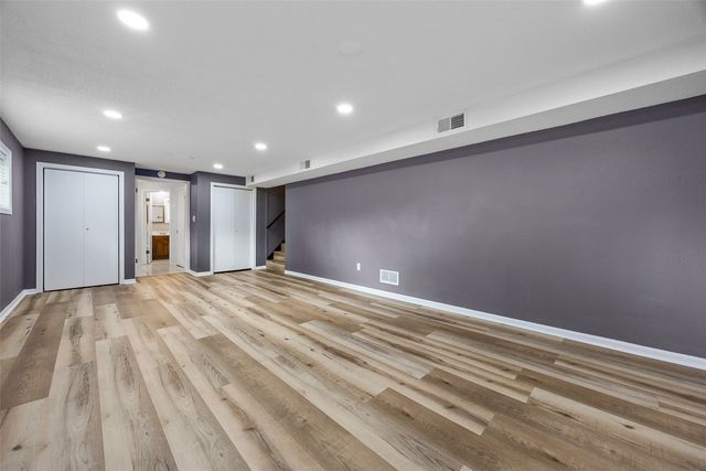 1053 Rainbow Blvd, Hiawatha, IA 52233