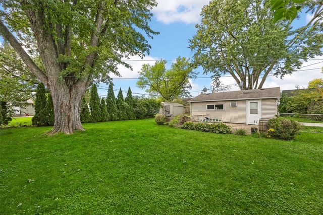 1053 Rainbow Blvd, Hiawatha, IA 52233