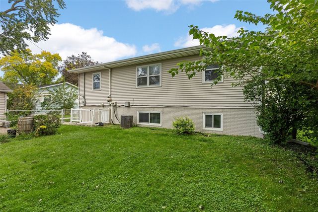 1053 Rainbow Blvd, Hiawatha, IA 52233
