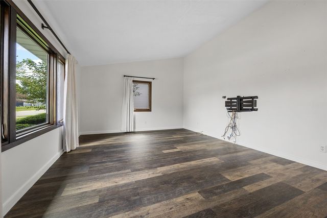 1053 Rainbow Blvd, Hiawatha, IA 52233