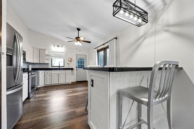 1053 Rainbow Blvd, Hiawatha, IA 52233