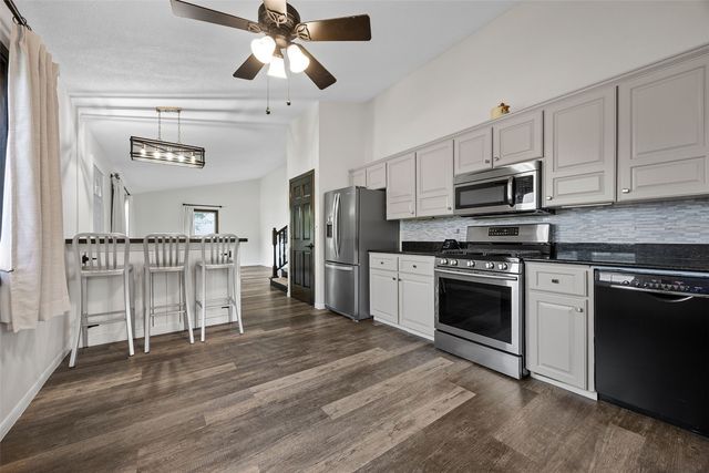 1053 Rainbow Blvd, Hiawatha, IA 52233