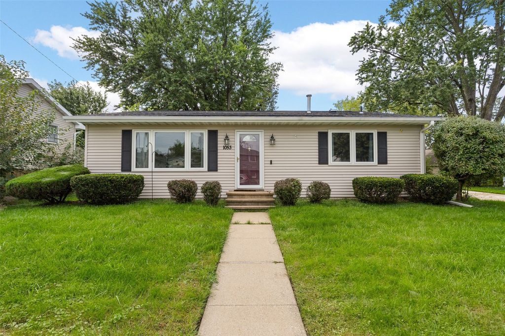1053 Rainbow Blvd, Hiawatha, IA 52233
