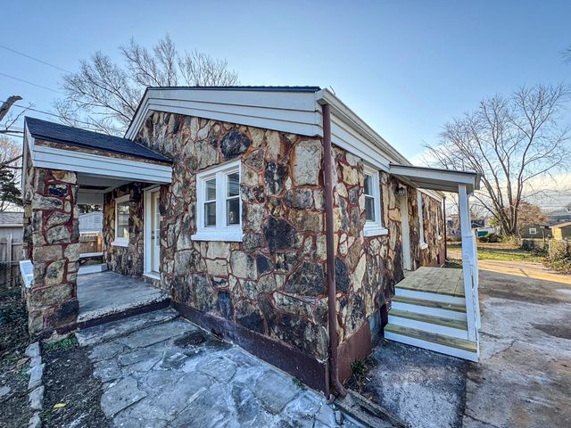 1440 E Locust Street, Springfield, MO 65803