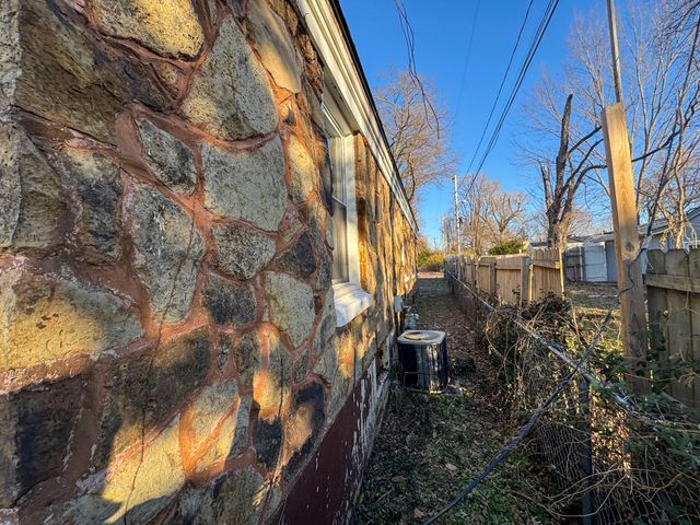 1440 E Locust Street, Springfield, MO 65803