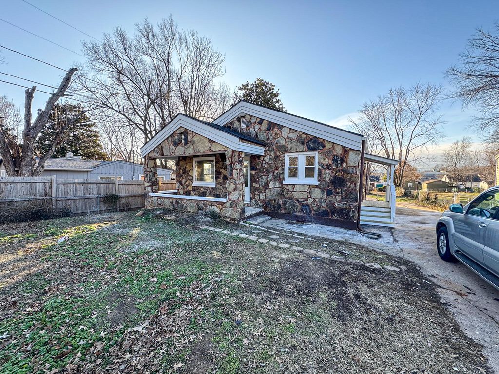 1440 E Locust Street, Springfield, MO 65803